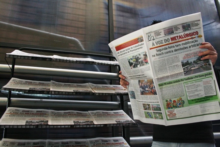 Nova edição do jornal A Voz do Metalúrgico disponível na sede central do SMC